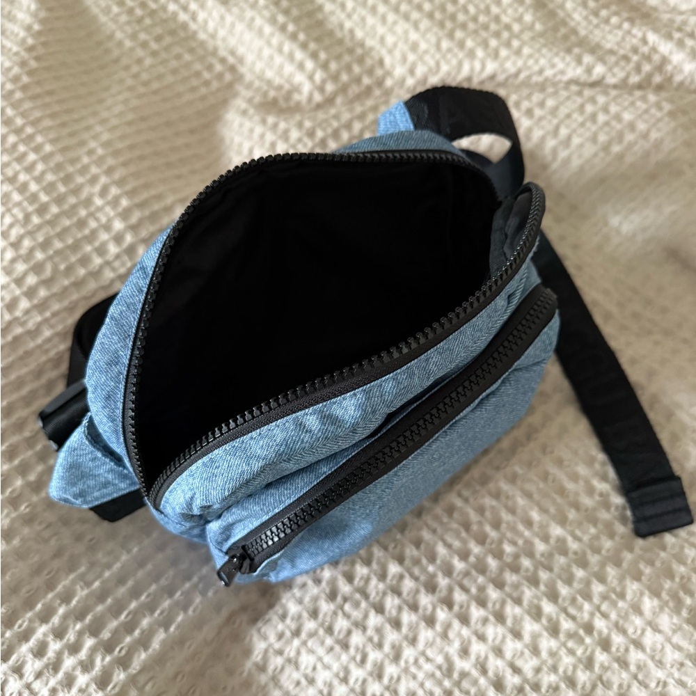 NWOT BAGGU Blue Belt Bag with Black Strap Fanny Pack digital denim - Picture 2 of 8